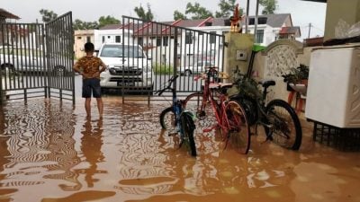 雨势不断  哥打多区开始淹水