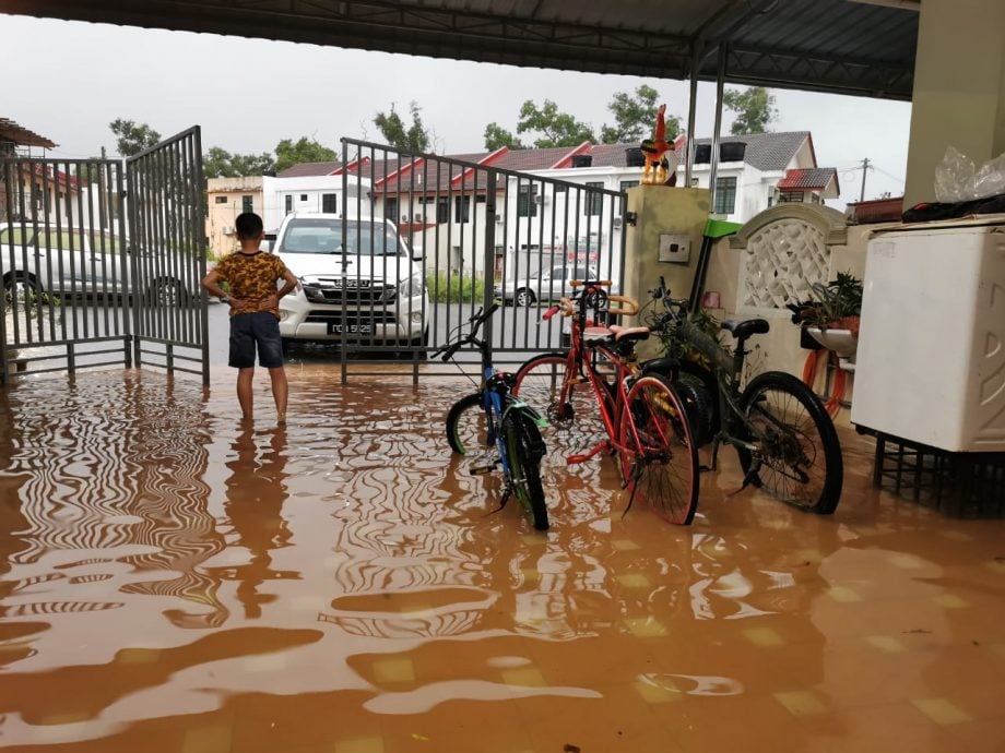 东（已签）：雨势不断，哥打峇鲁部份地区纷纷开始淹水。