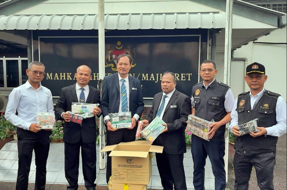 东：一名杂货店业者在甘马挽地庭承认以低于最低售价出售香烟后，被罚款8000令吉。