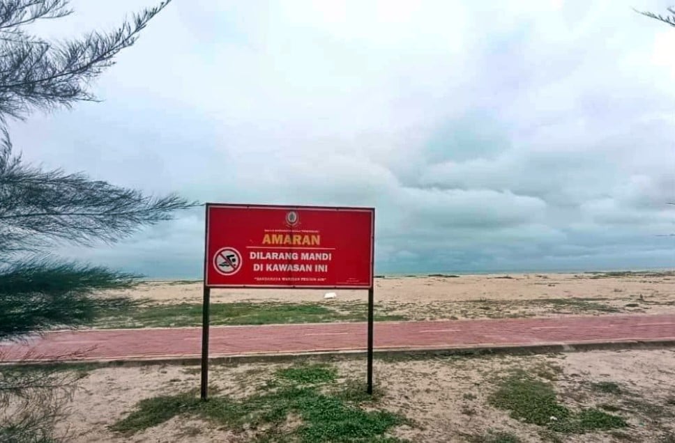 东：东北季风季节来临，海浪持续高涨，警方提醒公众避免靠近海边，并停止所有水上活动，以免发生意外。