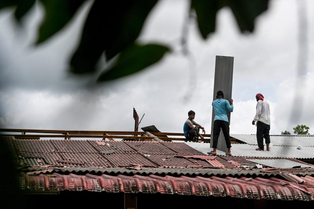 东：亚逸布爹甘榜巴西卡查23户民宅在周二下午遭受强风袭击而受损，登嘉楼州政府随即展开援助工作，为受损民宅进行修复。