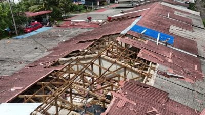 23户民宅遭强风袭击受损 登州政府展开援助 为受损民宅进行修复