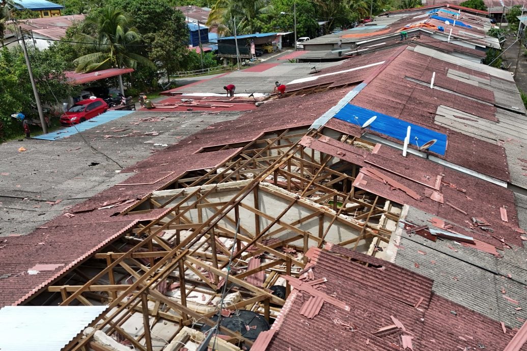 东：亚逸布爹甘榜巴西卡查23户民宅在周二下午遭受强风袭击而受损，登嘉楼州政府随即展开援助工作，为受损民宅进行修复。