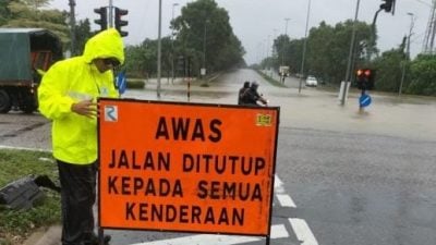 武吉巴容往东大道路段  十字路口积水暂关闭