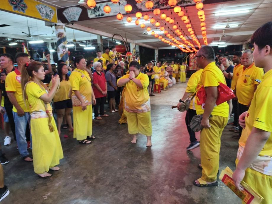 东：华光大帝圣驾游境出巡阵容浩大