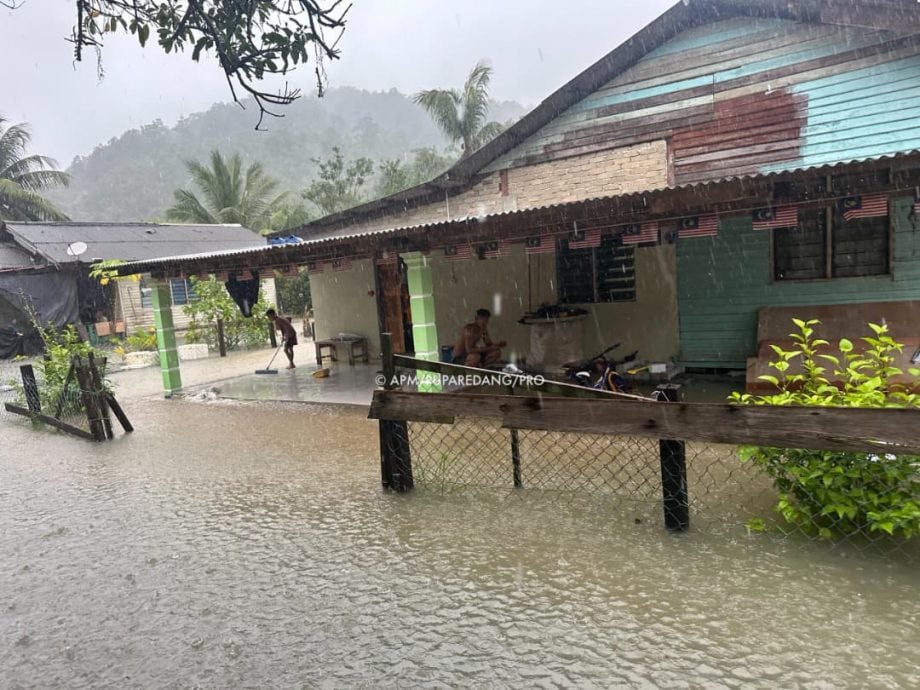 东：受大涨潮与持续豪雨夹击，乐浪岛甘榜峇鲁发生突发水灾，导致来自65个家庭的276名居民受影响。