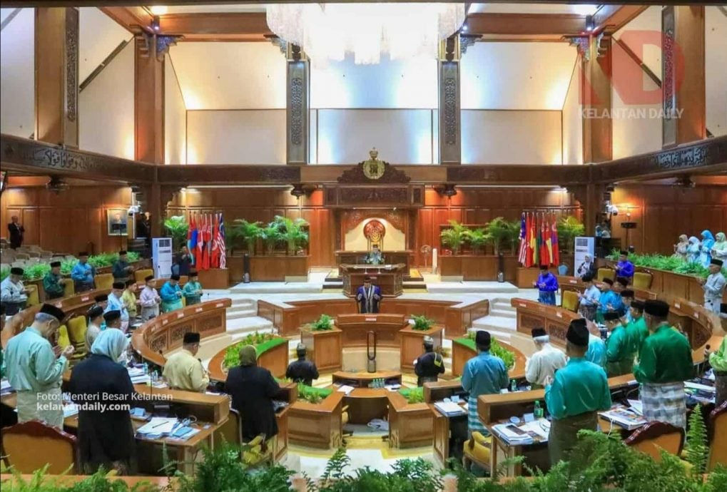 东:吉兰丹州政府宣布,将向所有Gred 15级及以下的公务员(包括合约聘用人员)发放一次性特别援助金,每人500令吉,以表彰他们对州政府的贡献与服务。