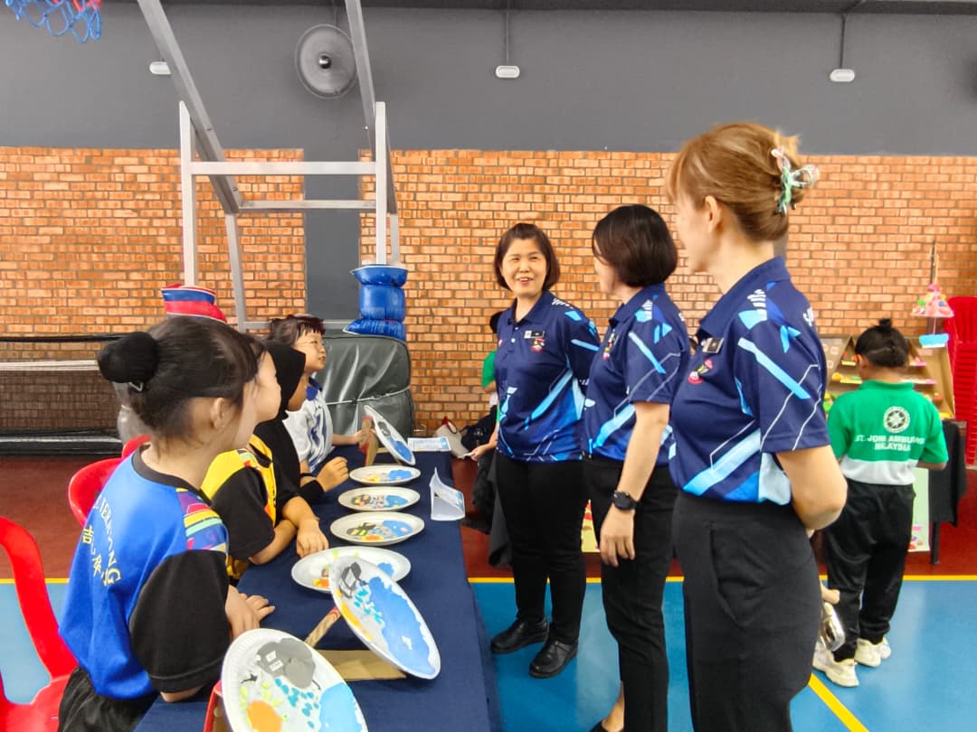 吉拉央华小家长日首次结合美术展家长赞赏