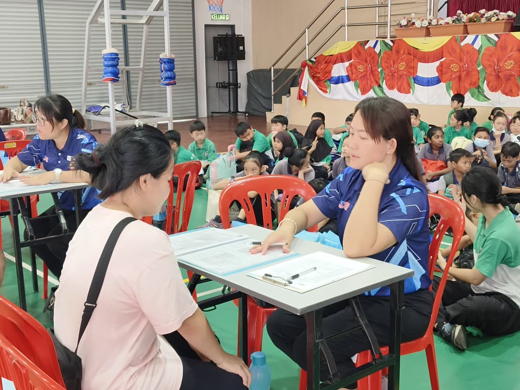 吉拉央华小家长日首次结合美术展家长赞赏