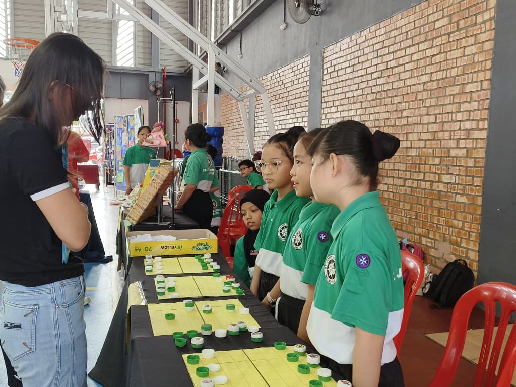 吉拉央华小家长日首次结合美术展家长赞赏