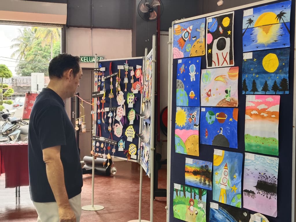 吉拉央华小家长日首次结合美术展家长赞赏