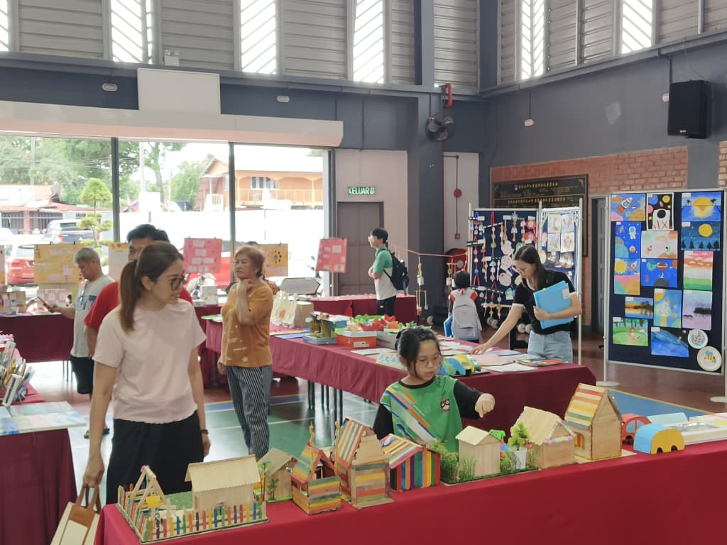 吉拉央华小家长日首次结合美术展家长赞赏