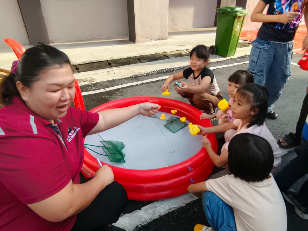 东:吉拉央华小庆儿童节游戏多 学生边玩边吃乐融融