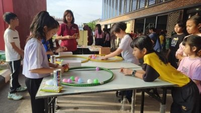 吉拉央华小庆儿童节游戏多 学生边玩边吃乐融融