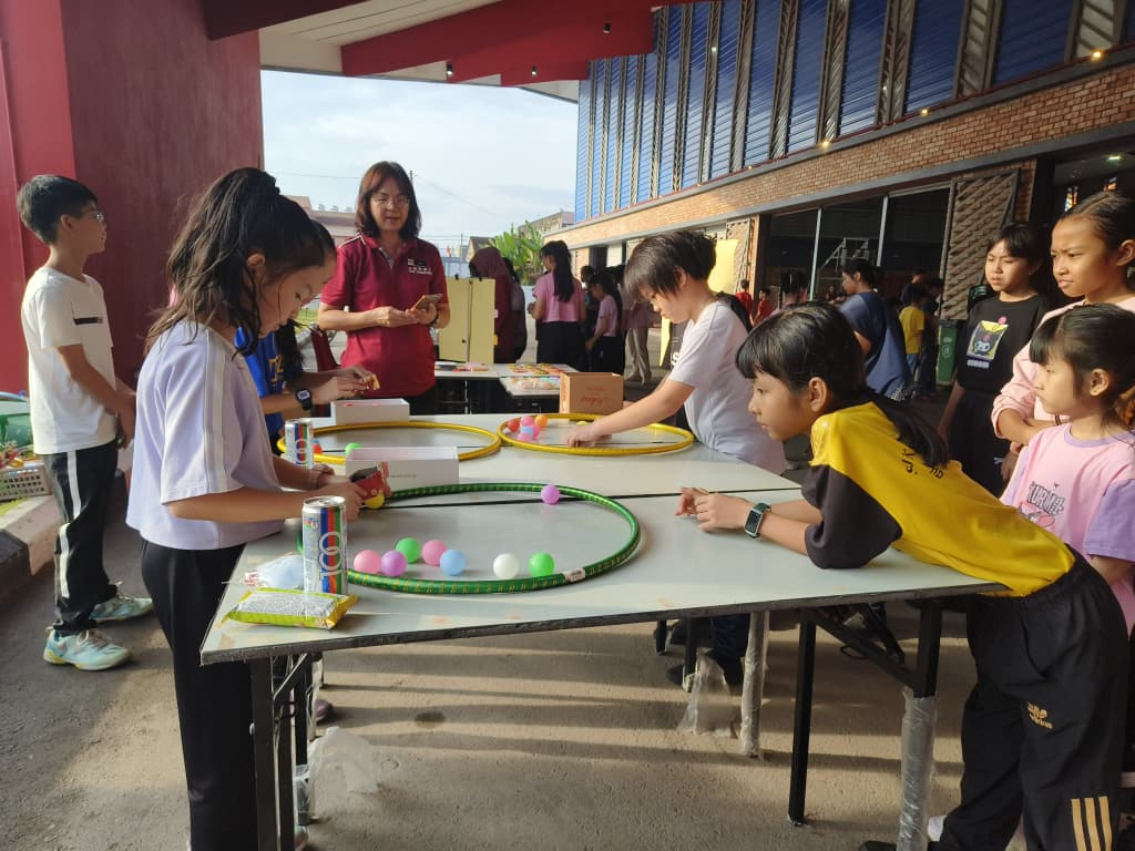 东:吉拉央华小庆儿童节游戏多 学生边玩边吃乐融融