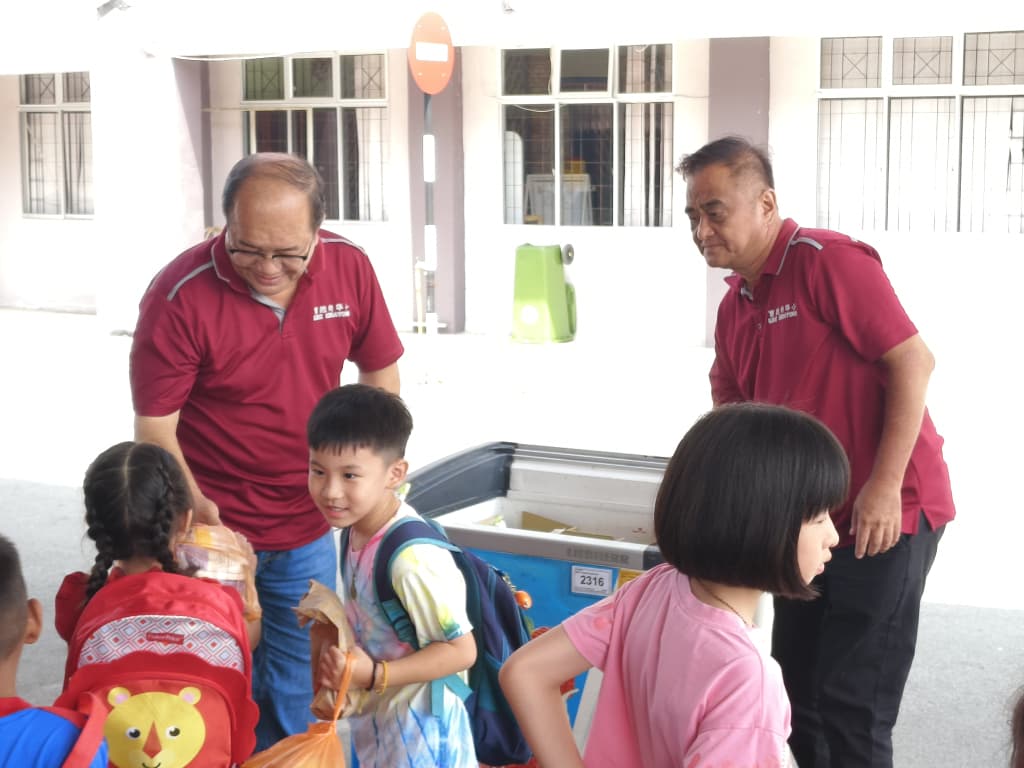 东:吉拉央华小庆儿童节游戏多 学生边玩边吃乐融融