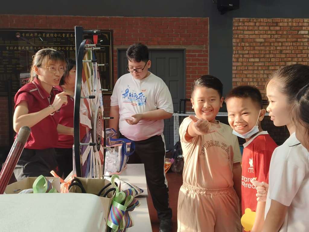 东:吉拉央华小庆儿童节游戏多 学生边玩边吃乐融融