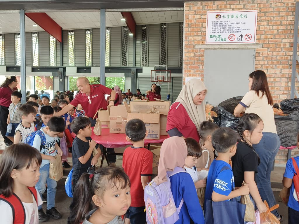 东:吉拉央华小庆儿童节游戏多 学生边玩边吃乐融融