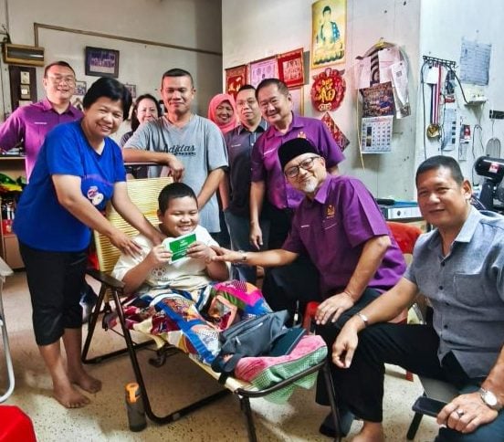 东:哥市年仅14岁的张维翰患上一种罕见的脑部生殖细胞瘤(Germinoma),目前需定期前往理大专科医院接受治疗与复诊。