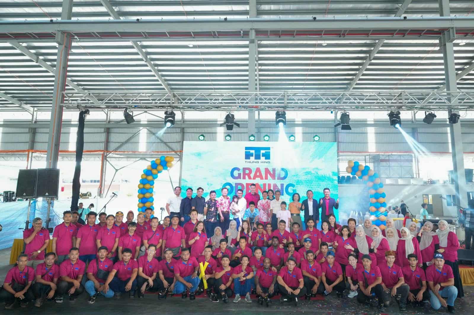 东：国内领先建材解决方案供应商东兴集团（Thung Hing Group），今日以一家其利断金的家 和万事兴精神，成功在丹州彭加兰芝柏工业区，自置新厂落成乔迁，为集团未来再创高峰！