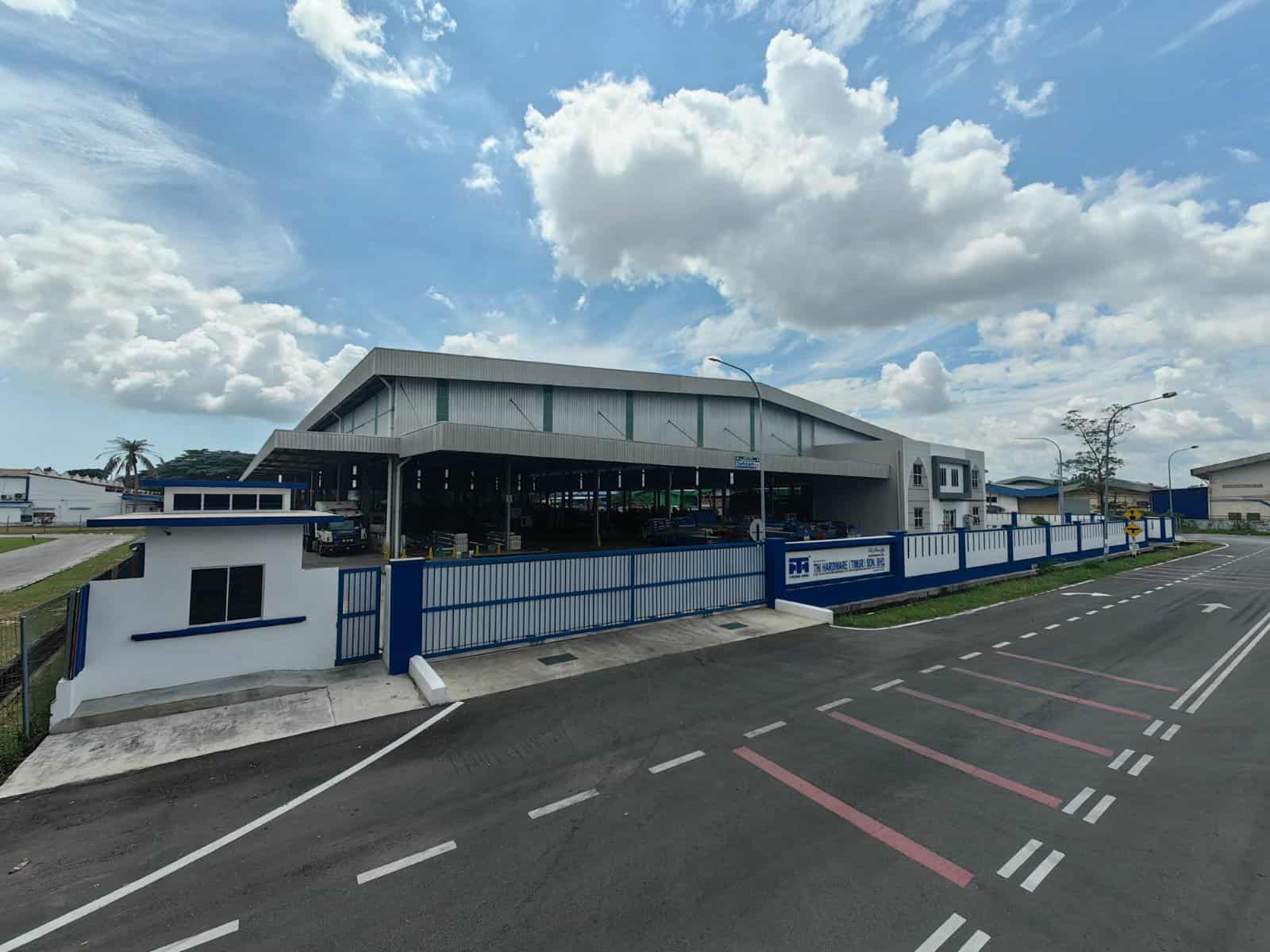 东：国内领先建材解决方案供应商东兴集团（Thung Hing Group），今日以一家其利断金的家 和万事兴精神，成功在丹州彭加兰芝柏工业区，自置新厂落成乔迁，为集团未来再创高峰！