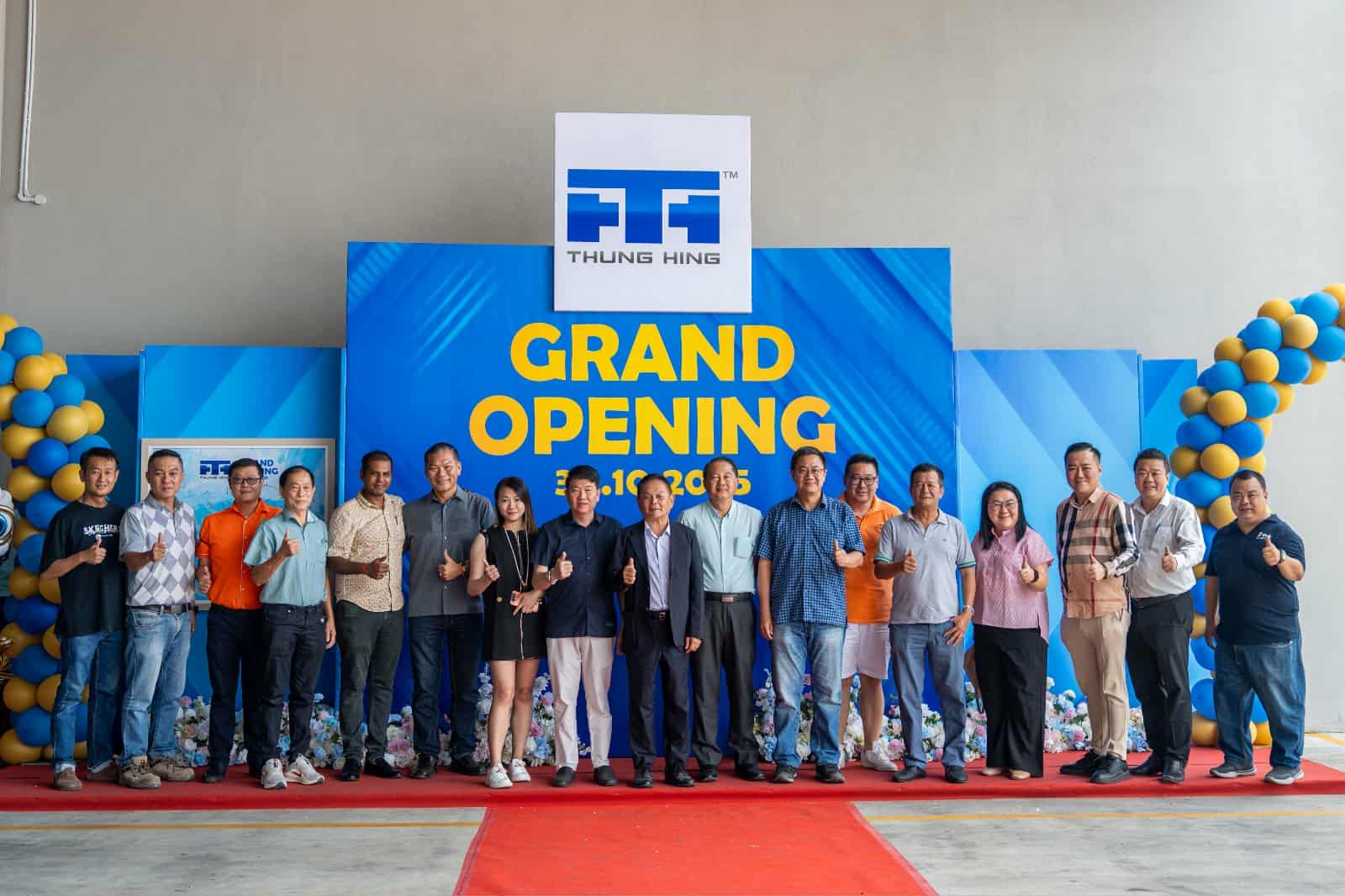 东：国内领先建材解决方案供应商东兴集团（Thung Hing Group），今日以一家其利断金的家 和万事兴精神，成功在丹州彭加兰芝柏工业区，自置新厂落成乔迁，为集团未来再创高峰！