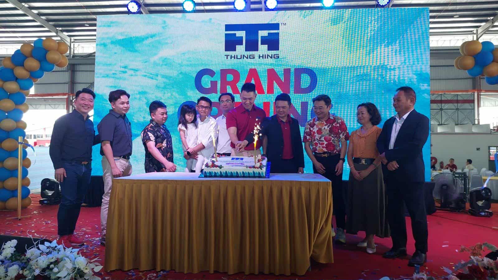 东：国内领先建材解决方案供应商东兴集团（Thung Hing Group），今日以一家其利断金的家 和万事兴精神，成功在丹州彭加兰芝柏工业区，自置新厂落成乔迁，为集团未来再创高峰！