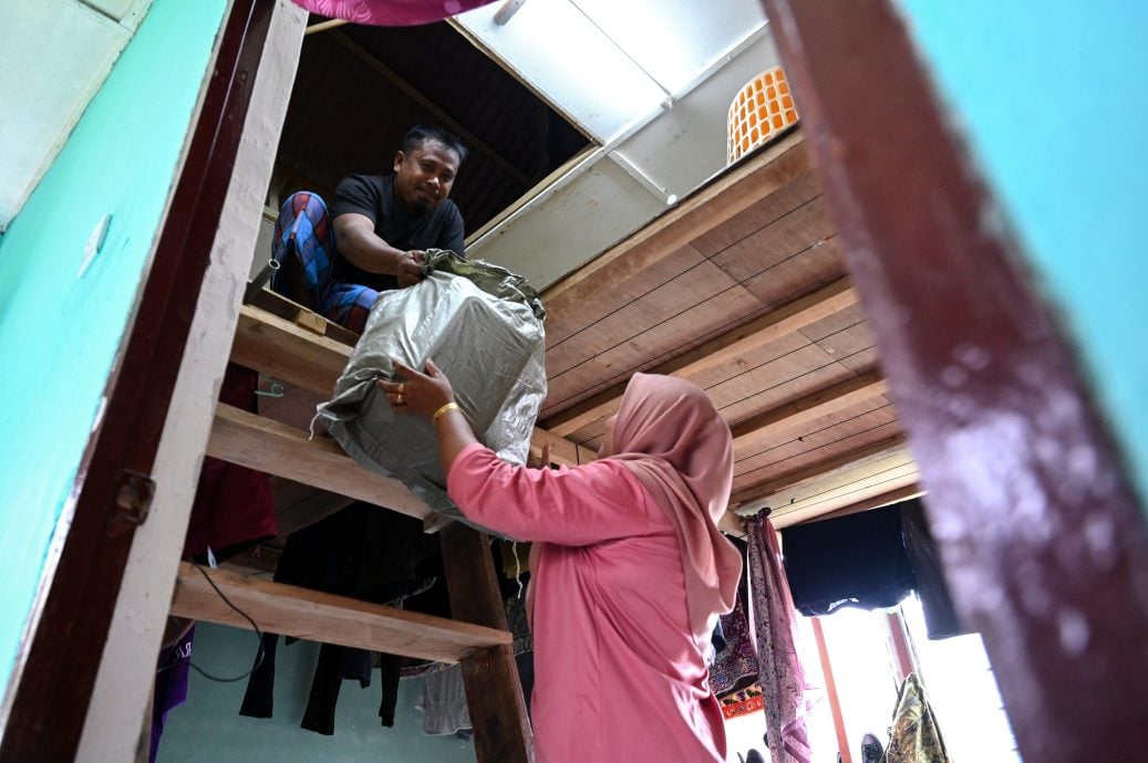 东:居民提前将物品移至天花板 应对雨季水灾风险