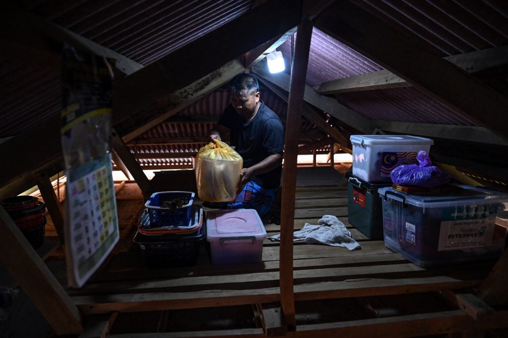 东:居民提前将物品移至天花板 应对雨季水灾风险