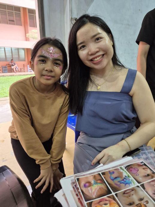 《叙旧·连心·回馈》校友回校日嘉年华周五（28日）如期在校园举行，共吸引近500人出席，场面温馨热闹。