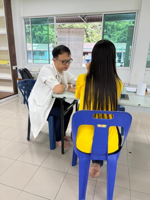 《叙旧·连心·回馈》校友回校日嘉年华周五（28日）如期在校园举行，共吸引近500人出席，场面温馨热闹。