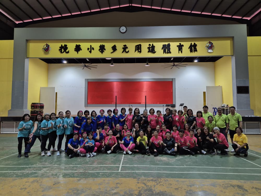 《叙旧·连心·回馈》校友回校日嘉年华周五（28日）如期在校园举行，共吸引近500人出席，场面温馨热闹。