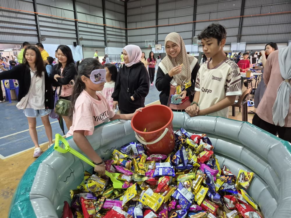 《叙旧·连心·回馈》校友回校日嘉年华周五（28日）如期在校园举行，共吸引近500人出席，场面温馨热闹。