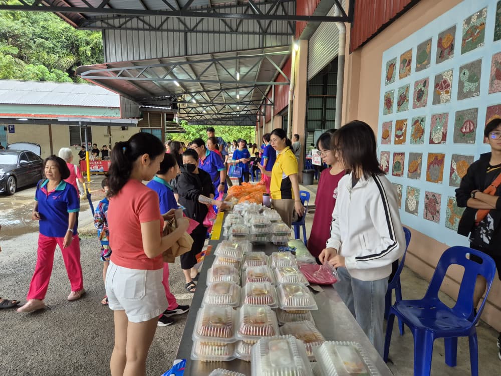 《叙旧·连心·回馈》校友回校日嘉年华周五（28日）如期在校园举行，共吸引近500人出席，场面温馨热闹。