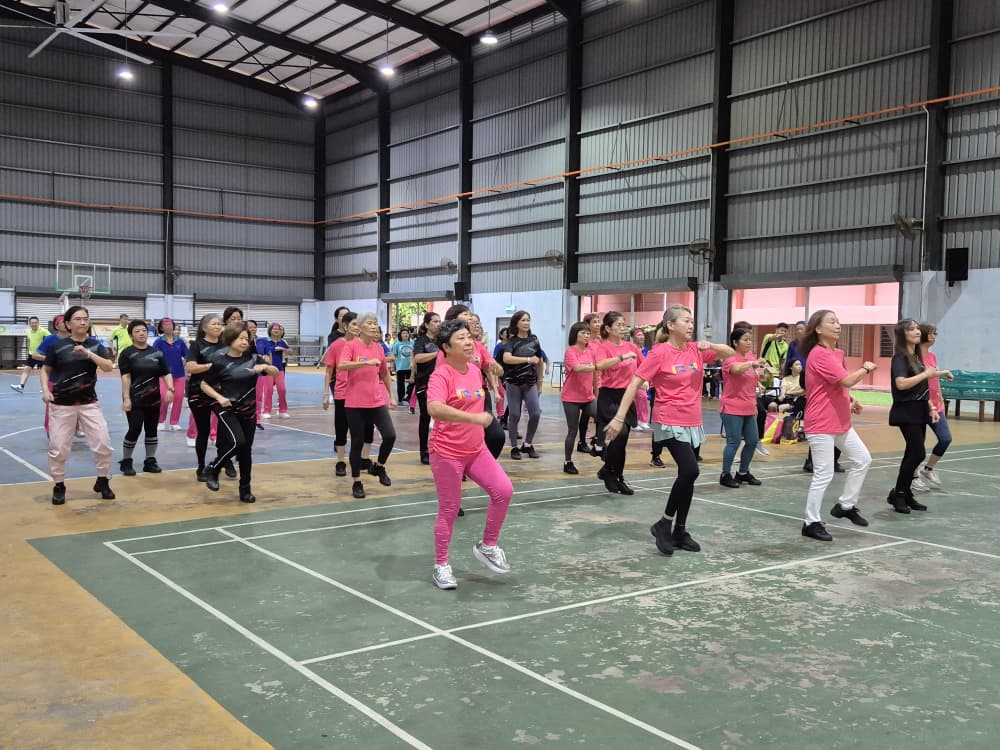 《叙旧·连心·回馈》校友回校日嘉年华周五（28日）如期在校园举行，共吸引近500人出席，场面温馨热闹。