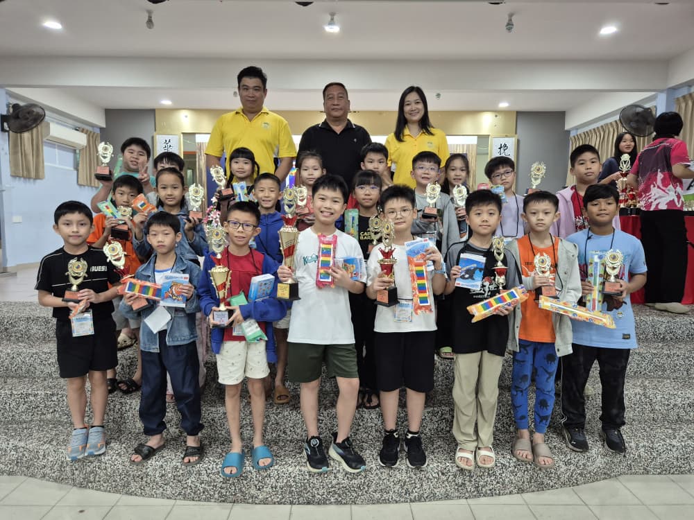 《叙旧·连心·回馈》校友回校日嘉年华周五（28日）如期在校园举行，共吸引近500人出席，场面温馨热闹。