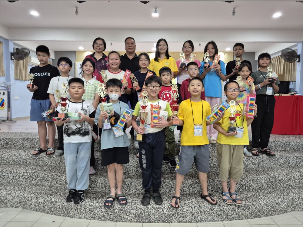 《叙旧·连心·回馈》校友回校日嘉年华周五（28日）如期在校园举行，共吸引近500人出席，场面温馨热闹。