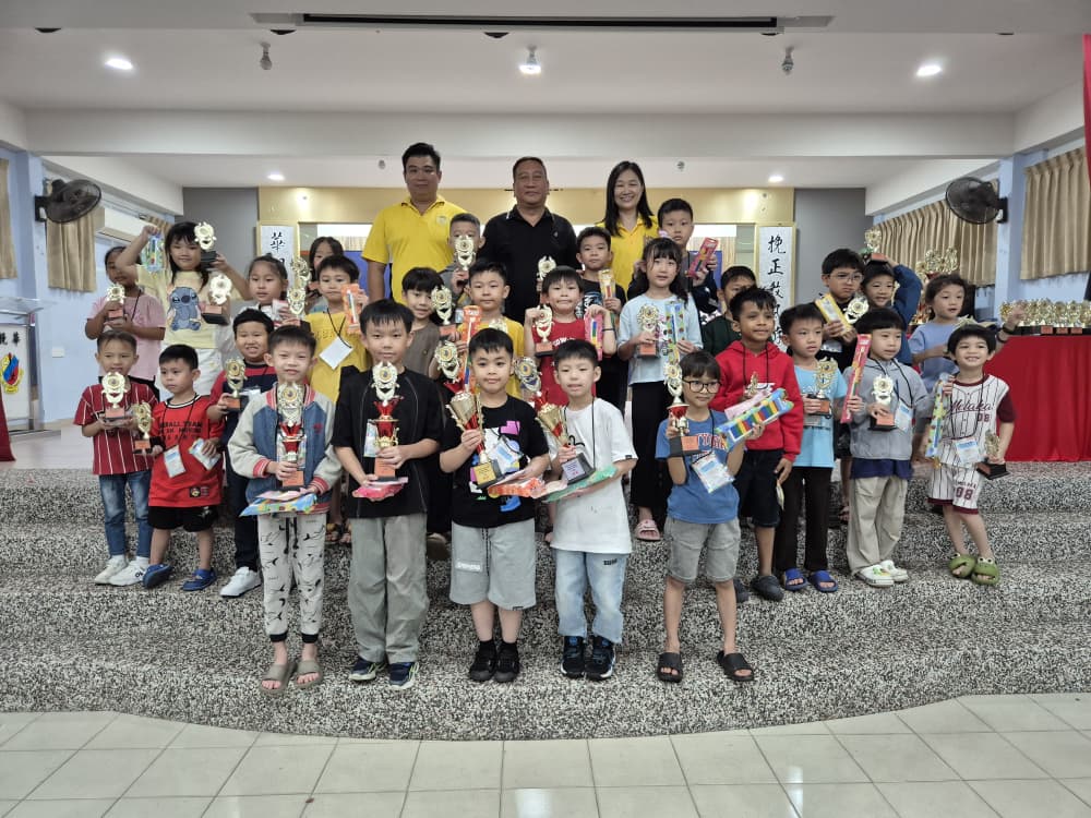 《叙旧·连心·回馈》校友回校日嘉年华周五（28日）如期在校园举行，共吸引近500人出席，场面温馨热闹。