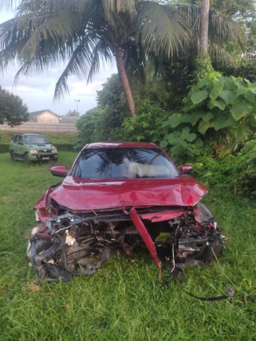 东：已签发：一辆轿车在第二东海岸大道第二期失控发生意外，意外揭发车内6名缅甸籍男子企图潜入登嘉楼的违法行径。