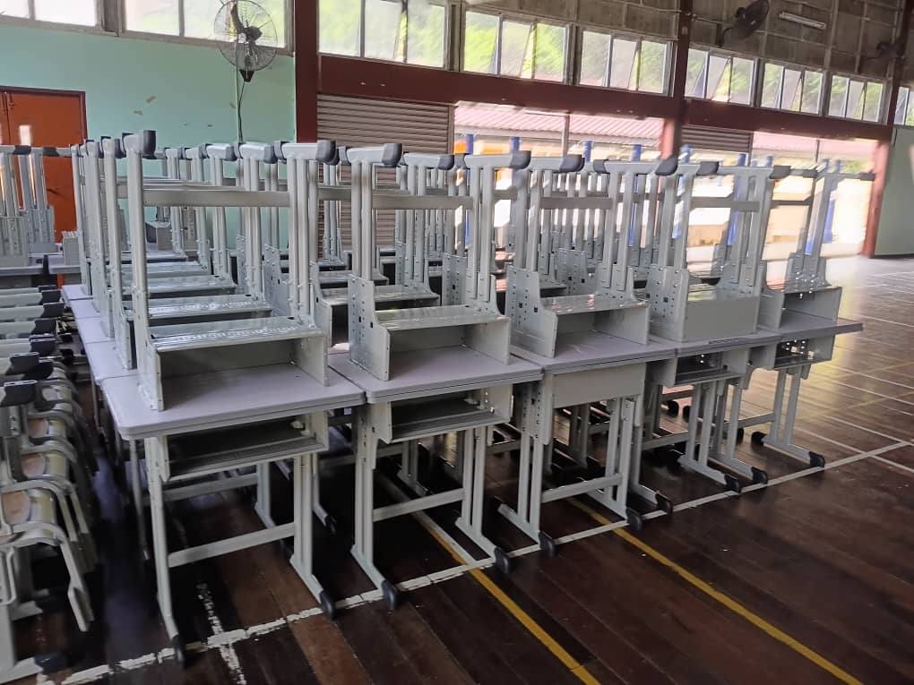 东：已签发：中华维新国民型华文中学自今年6月推行《守护维新·领养维中》学生桌椅认养计划，截至目前已成功筹募逾16万令吉，用于为学生添购全新桌椅。