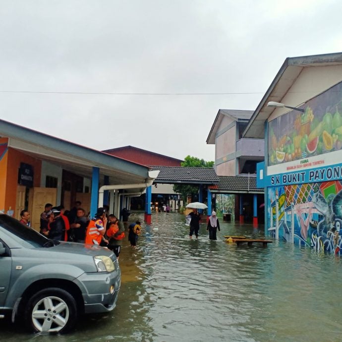 东：已签发：临时疏散中心淹水，灾民被迫转移到其他疏散中心，以策安全。