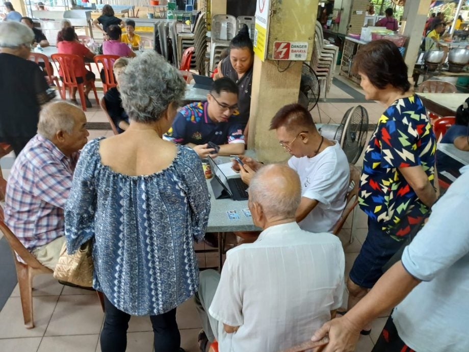 东:已签发:为协助林明新村村民在水灾季节来临前做好准备,同时确保发生水患后,能够迅速获得政府援助,关丹新村发展官郑有宏与村委会帮助村民更新社会福利局的MYIBJKM手机应用程序的个人资料及银行账户信息。