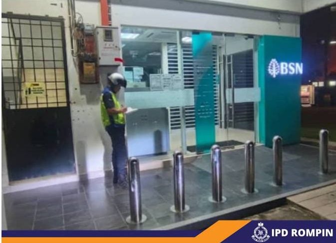 东：已签发：云冰多区的警局刑事巡逻队到管辖区进行巡视，以确保公共安全和秩序得到维护。