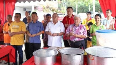 蔡永祥率领  关丹华团膜拜拿督公