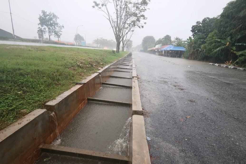 东：已签发：关丹市民注意！海事局潮汐表预测，28日凌晨3时，会有大涨潮，预计浪高达到3.2公尺。