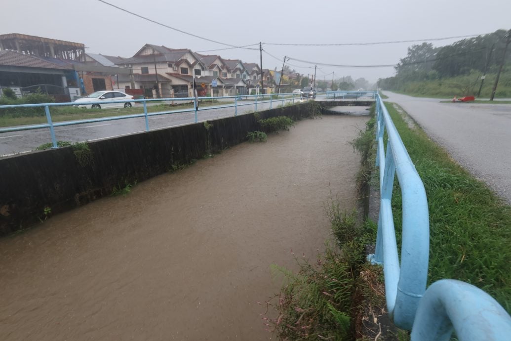 东：已签发：关丹市民注意！海事局潮汐表预测，28日凌晨3时，会有大涨潮，预计浪高达到3.2公尺。