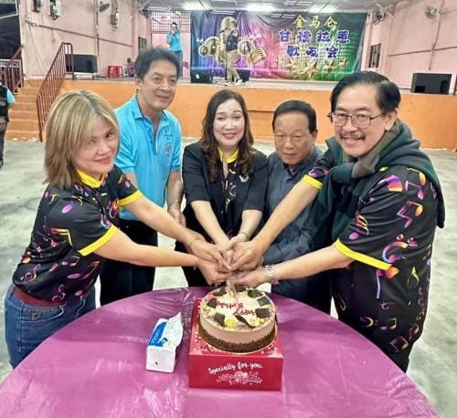 东:已签发:关丹雅韵歌友会名誉主席潘昭银认为,歌唱组织可以带动地区的旅游发展