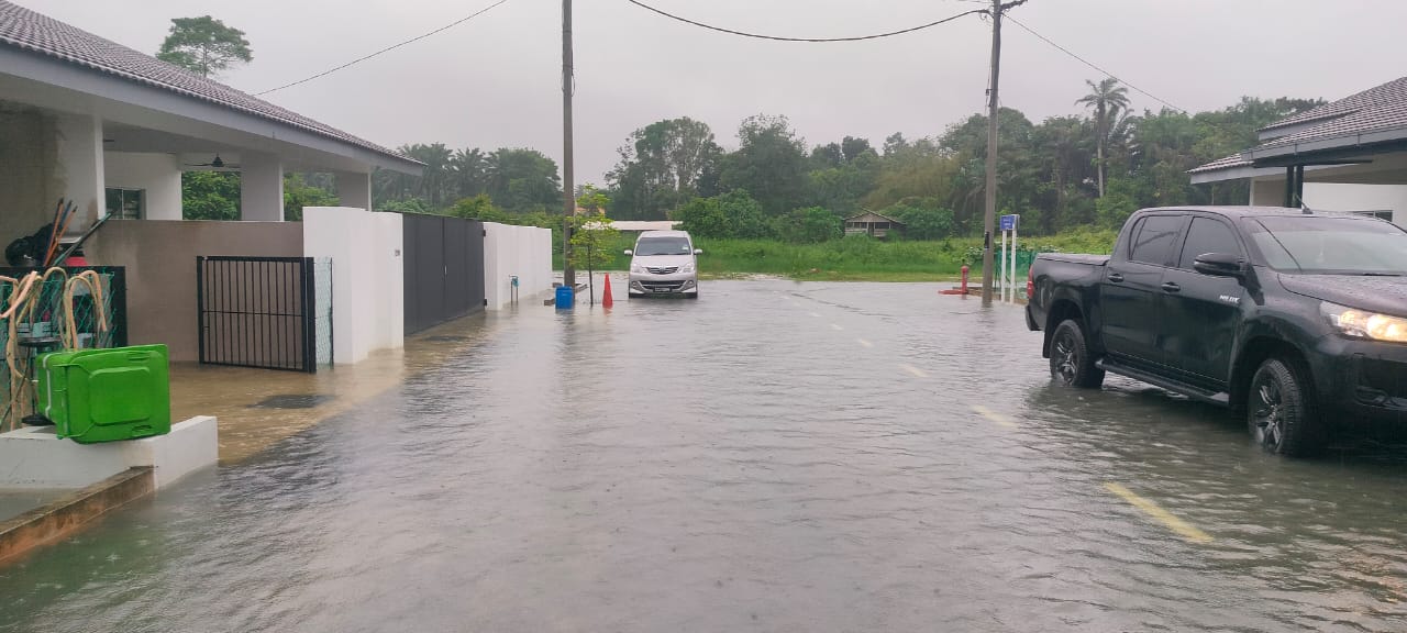 东:已签发:刚搬进新家几个月的关丹双溪卡朗一马房屋居民,原本的迁居喜悦因闪电水灾而转为失望与无奈