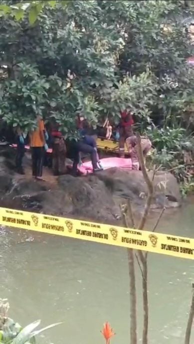 东:已签发:友人跌入水中,欲救人不果,导致双双送命!两名来自峇都拉吉教育部师范学院的19岁学生,证实在双溪杜顺瓦里桑比龙溺水身亡