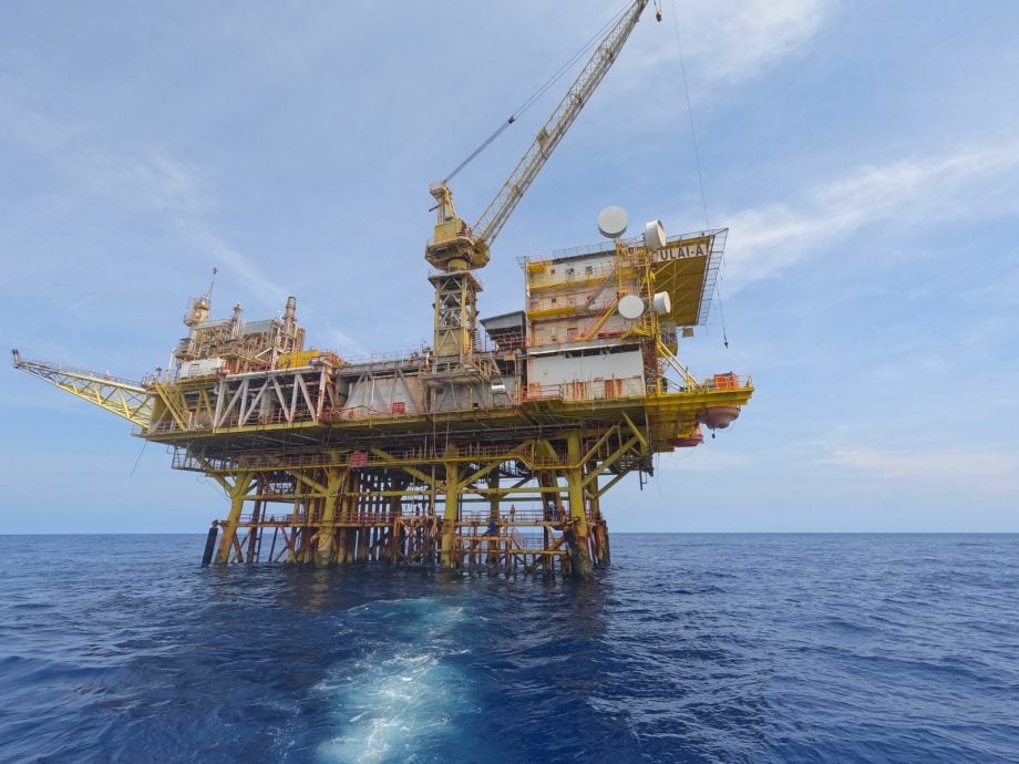 东:已签发:四名印尼男子涉嫌非法闯入一座无人值守的钻油台偷窃电缆,结果被大马海事执法机构逮捕。